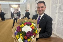 Macinka se omluvil šéfce Trikolory Majerové. Za ostrou nadávku jí dal velkou kytici