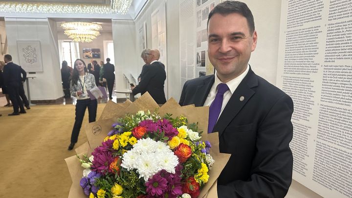 Macinka se omluvil šéfce Trikolory Majerové. Za ostrou nadávku jí dal velkou kytici