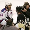 Český hokejista Jaromír Jágr v dresu New York Rangers zdraví Kanaďana Sidneyho Crosbyho z Pittsburghu Penguins v utkání NHL.