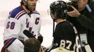 Český hokejista Jaromír Jágr v dresu New York Rangers zdraví Kanaďana Sidneyho Crosbyho z Pittsburghu Penguins v utkání NHL.