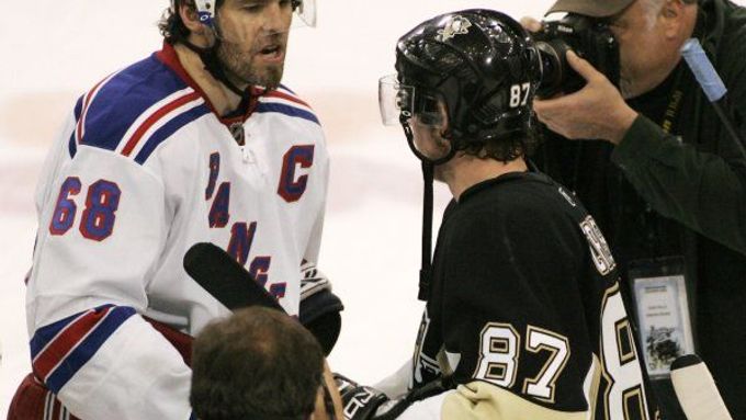 Kapitán Rangers Jaromír Jágr gratuluje kapitánovi Penguins Sidneymu Crosbymu poté, co Jezdci vypadli v semifinále Východní konference.
