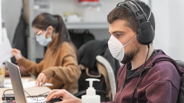 Pandemická opatření v práci: Kdo platí respirátory a co s neočkovanými zaměstnanci; Zdroj foto: Shutterstock