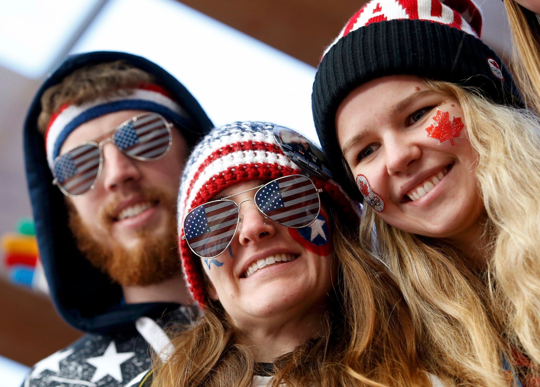 Fanoušci na olympiádě v Soči 2014: kanadské a americké fanynky na sáňkách