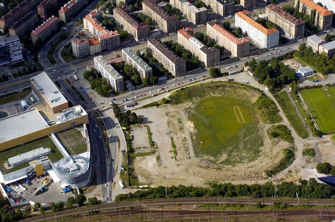 Areál bývalého stadionu fotbalové Slavie Praha na leteckém snímku z roku 2005.