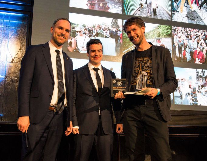 Radek Mikuláš, který tiskne fotografie pro Czech Press Photo