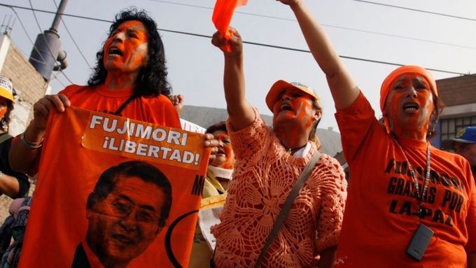 Stoupenci Alberta Fujimoriho si přejí jeho osvobození.