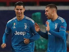 Záložník Juventusu Aaron Ramsey (vpravo) se omlouvá Cristianu Ronaldovi za to, že mu sebral gól v utkání proti Lokomotivu Moskva
