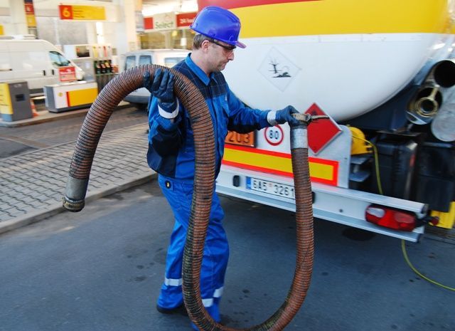 Zavážení paliva k čerpací stanici Shell