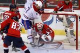 ...a i když se útočník Canadiens snažil českého brankáře oblafnout, Michal Neuvirth držel puk mezi betony.