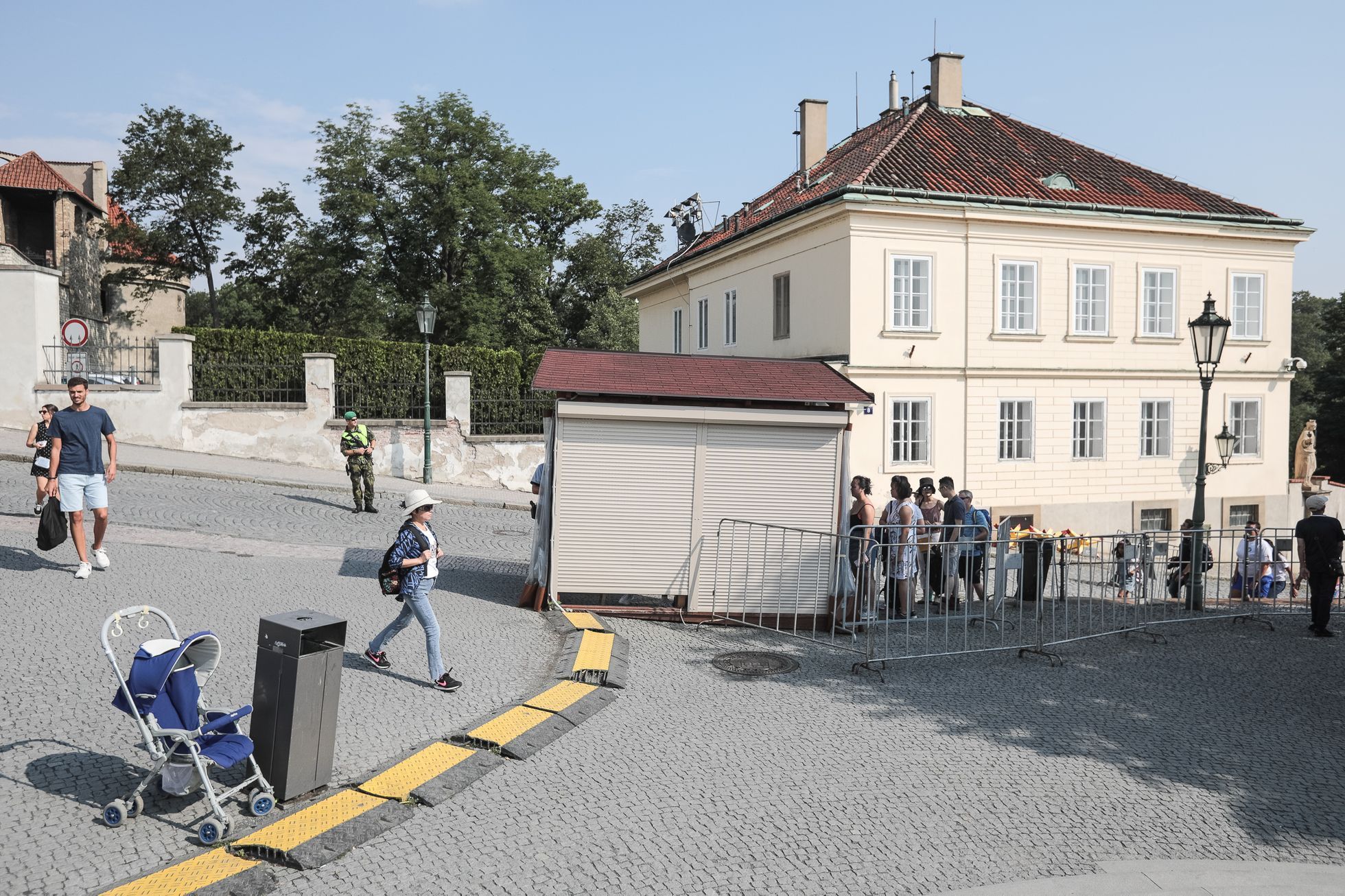 Fronty a turisté a Hradní stráž - Pražský Hrad