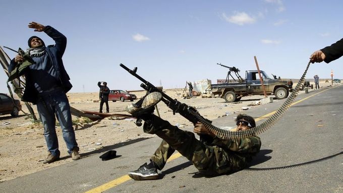 V Libyi se neustále bojuje, na řadu přišly i tanky