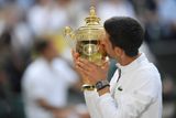 Novak Djokovič oslavil v All England Lawn Tennis & Croquet Clubu už pátý triumf.