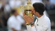 Novak Djokovič oslavil v All England Lawn Tennis & Croquet Clubu už pátý triumf.