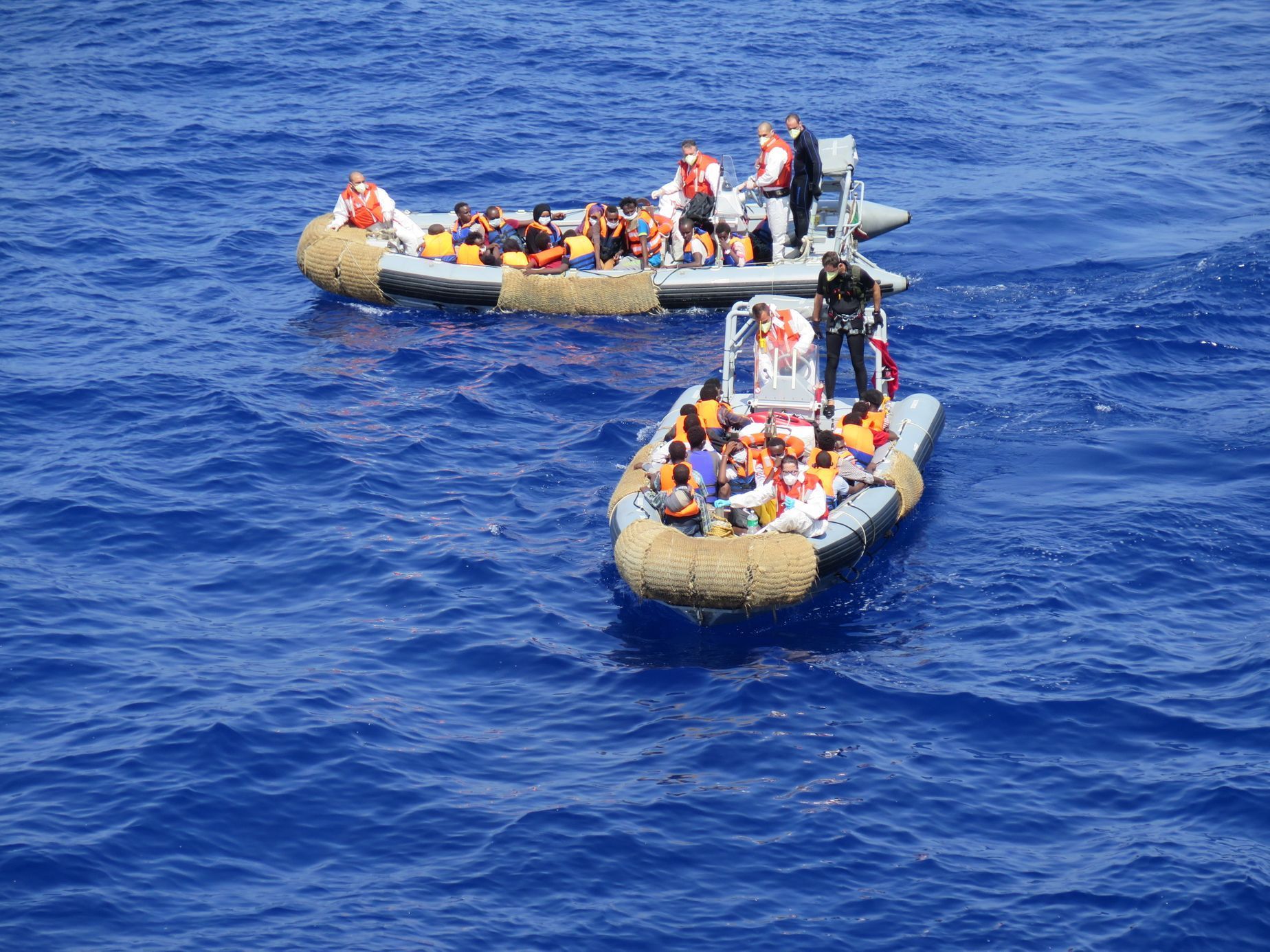 Fotky Mattea de Bellise z lodě italského námořnictva Virginio Fasan, která ve Středozemním moři pátrá po uprchlících.