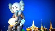 Bangkok, Thajsko: obří postava COMPANION z instalace „KAWS:Holiday Thailand“ dominuje prostoru před Velkým palácem a přitahuje davy i objektivy fotoaparátů.