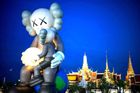 Bangkok, Thajsko: obří postava COMPANION z instalace „KAWS:Holiday Thailand“ dominuje prostoru před Velkým palácem a přitahuje davy i objektivy fotoaparátů.