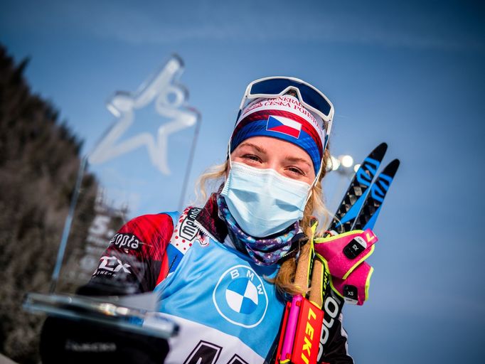 SP v biatlonu 2020/21, Hochfilzen, sprint žen: Markéta Davidová s cenou za páté místo.