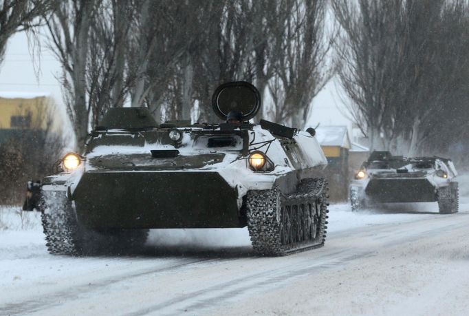 Neoznačené obrněné transportéry v Luhanské oblasti.