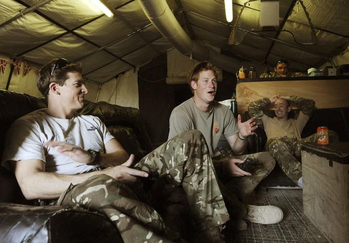 Britain's Prince Harry (C) plays a computer soccer game with his fellow Apache pilot Captain Simon Beattie (L) at Camp Bastion, southern Afghanistan in this photograph taken November 3, 2012, and released January 21, 2013. The Prince, who is serving as a pilot/gunner with 662 Squadron Army Air Corps, is on a posting to Afghanistan that runs from September 2012 to January 2013. Photograph taken November 3, 2012. REUTERS/John Stillwell/Pool (AFGHANISTAN - Tags: MILITARY POLITICS SOCIETY MEDIA ROYALS CONFLICT) Published: Led. 21, 2013, 7:51 odp.