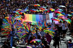 Prahou prošel průvod Prague Pride, zúčastnili se i ministři Bartoš a Rakušan
