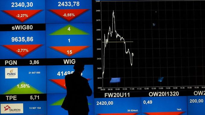 Muž sleduje vývoj indexu v budově Varšavské burzy cenných papírů. 8. srpna 2011.