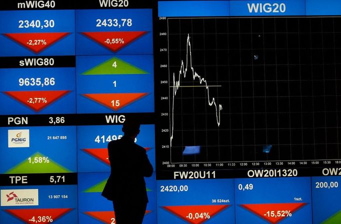 Muž sleduje vývoj indexu v budově Varšavské burzy cenných papírů. 8. srpna 2011.