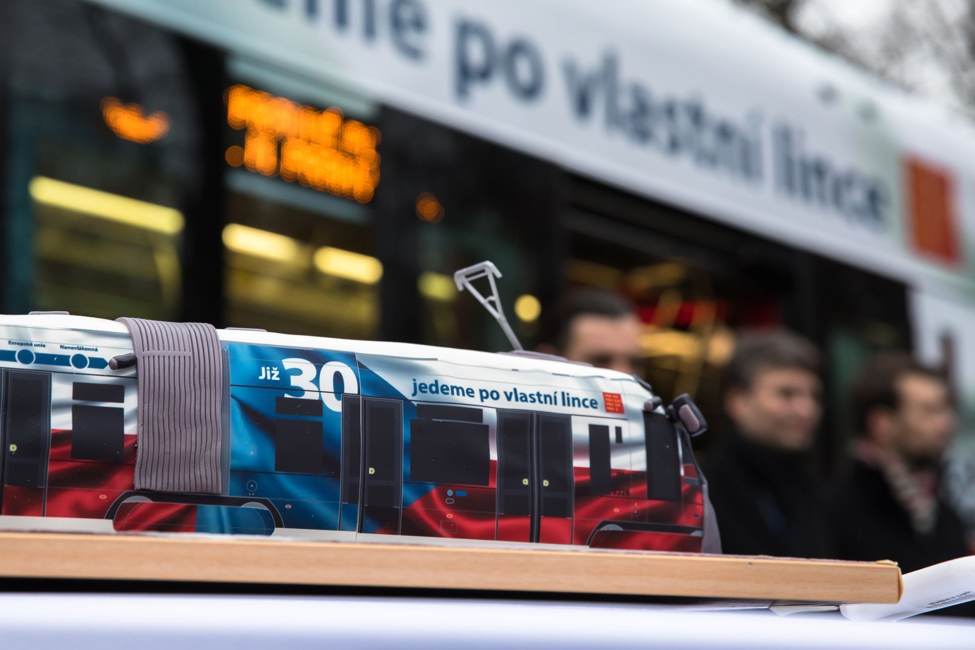 Vyzdobená tramvaj k třicátému výročí zvolení Václava Havla prezidentem