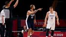 Evan Fournier a Tomáš Vyoral v zápase Česko - Francie na OH 2020