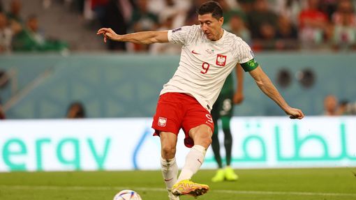 Robert Lewandowski dává gól v zápase MS 2022 Polsko - Saúdská Arábie