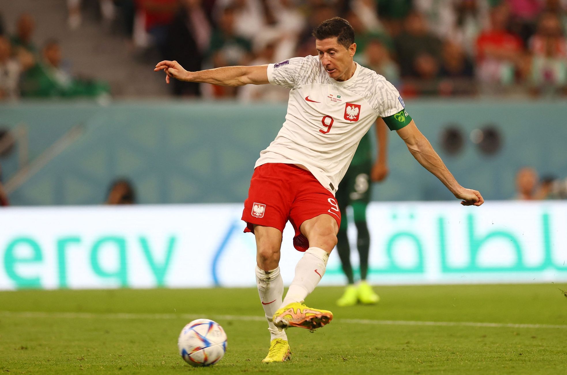 Robert Lewandowski dává gól v zápase MS 2022 Polsko - Saúdská Arábie