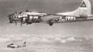 Americké bombardéry v palbě flaku, 25. dubna 1945.