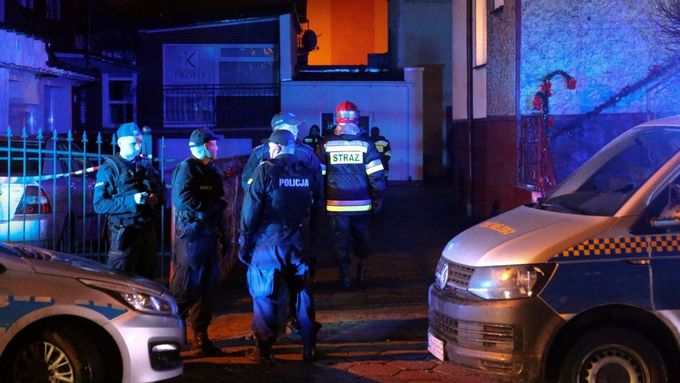 Polští policisté a hasiči zasahují u požáru, který vypukl v místnosti během únikové hry v Koszalinu na severu země.