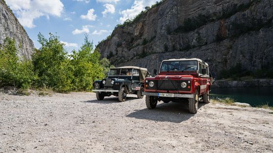 Strávit noc u břehu lomu Velká Amerika se starými Land Rovery je nezapomenutelný zážitek.