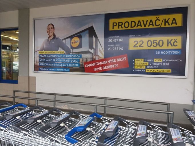 Billboard lákající na volná místa v Lidlu