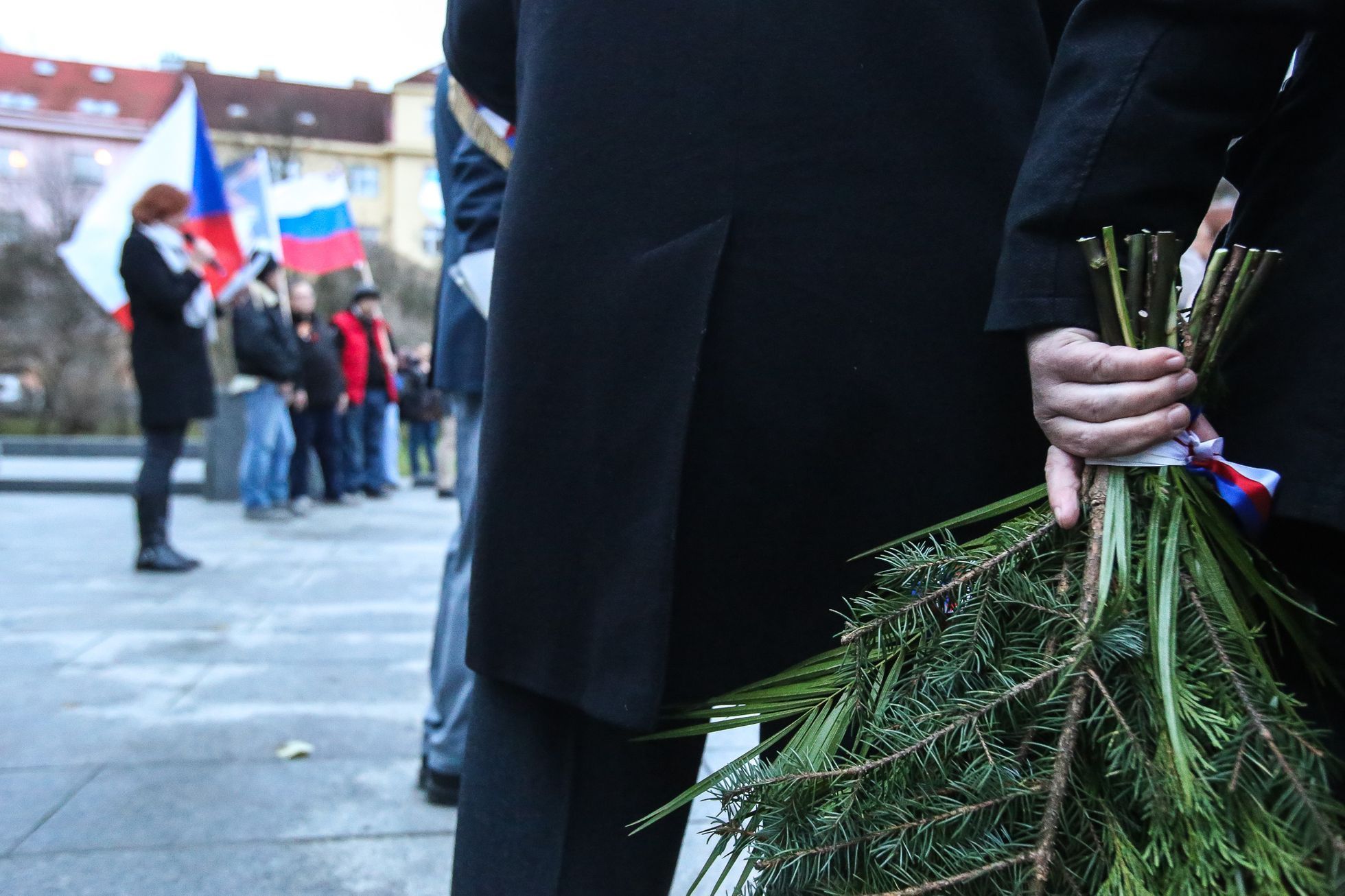 Protest proti vysvětlující tabulce u sochy maršála Koněva - pořádala KSČM