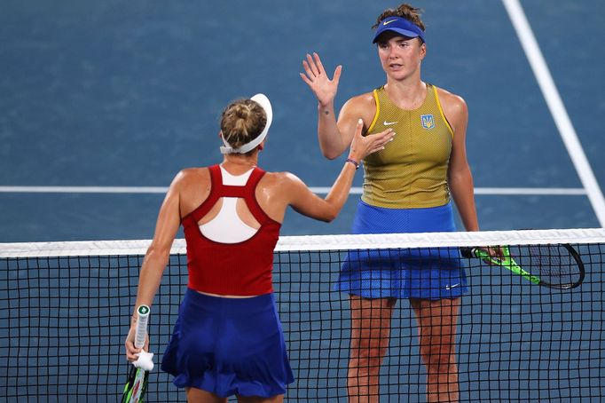 Markéta Vondroušová a Elina Svitolinová po semifinále OH 2020