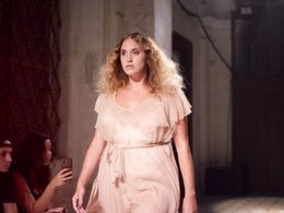 Chodí přehlídky i s kily navíc: Plus size modelky, které vás budou inspirovat