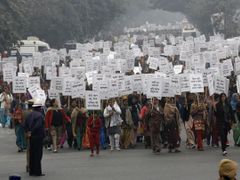 Hromadné znásilnění v Indii vyvolalo hromadné protesty. Rozhořčení veřejnosti přinutilo úřady jednat.