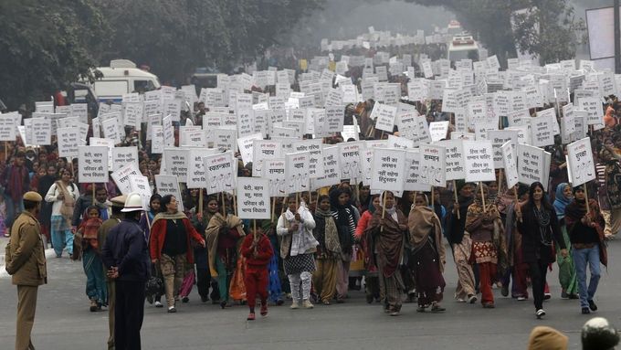 Proti znásilněním se v Indii zvedla vlna demonstrací.
