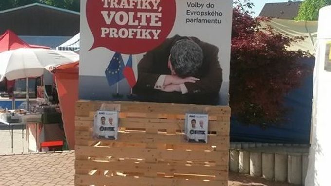 Ještě v roce 2014 při volbách do Evropského parlamentu Babišovo hnutí ANO používalo slogan "Zrušte trafiky, volte profíky".