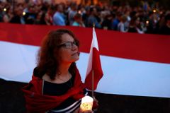 "Zrádci!" skandovaly davy v ulicích Varšavy. Kontroverzní soudní reformu schválil i polský Senát