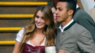 Zatímco rodem Španěl Thiago Alcantara si navlékl bavorskou "kamizolku", jeho žena Julia Vigasová vsadila na krvavě vínovou.