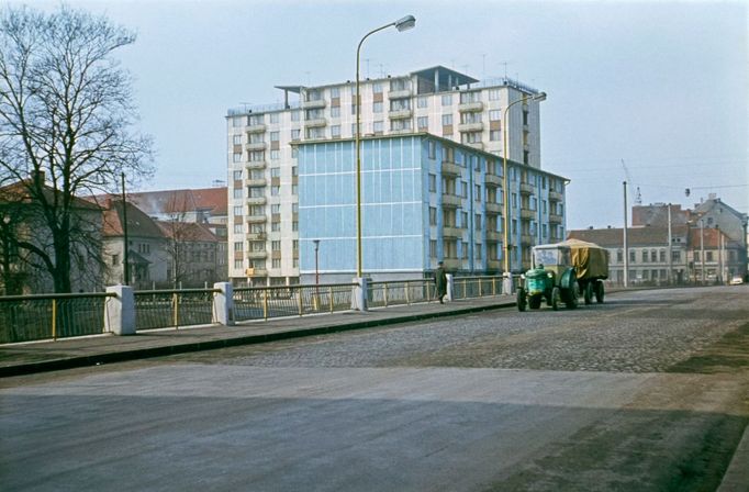 Začíná éra paneláků. Na budějovické Mánesově ulici ji ohlásil v roce 1961 obytný dům Experiment a jeho menší bráška zvaný Dalamánek. Duben 1964.