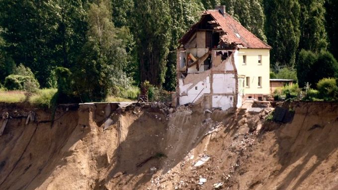 Vesnice se sesunula do bývalého dolu. Tři pohřešovaní