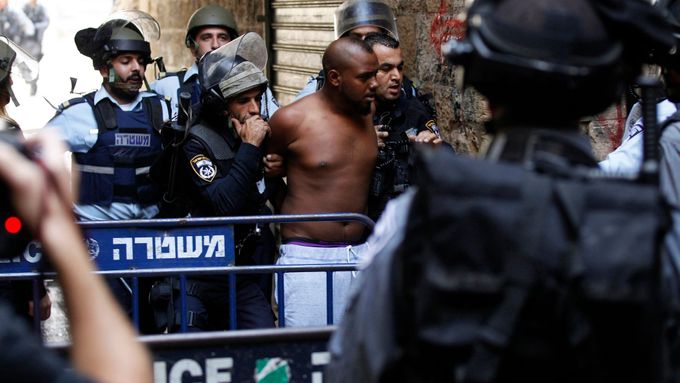 Po zastřelení Palestince vypukly v Jeruzalémě nepokoje. Policie zatýkala na obou stranách - izraelské aktivisty i Palestince.