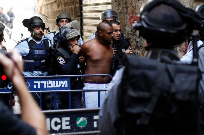 Po zastřelení Palestince vypukly v Jeruzalémě nepokoje. Policie zatýkala na obou stranách - izraelské aktivisty i Palestince.