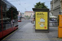 Praha vyznačila kolem zastávky na Palackého náměstí nekuřáckou zónu