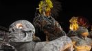 Revellers dance atop a float of the Inocentes de Belford Roxo samba school on the first night of the annual carnival parade in Rio de Janeiro's Sambadrome, February 10, 2013. REUTERS/Pilar Olivares (BRAZIL - Tags: SOCIETY) Published: Úno. 11, 2013, 12:39 dop.