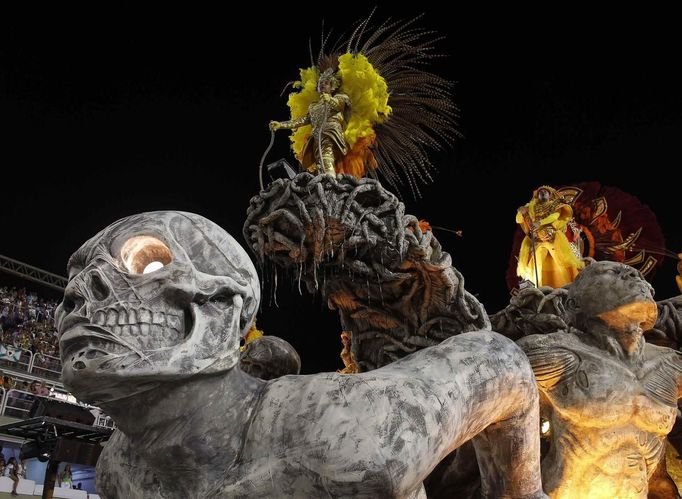 Revellers dance atop a float of the Inocentes de Belford Roxo samba school on the first night of the annual carnival parade in Rio de Janeiro's Sambadrome, February 10, 2013. REUTERS/Pilar Olivares (BRAZIL - Tags: SOCIETY) Published: Úno. 11, 2013, 12:39 dop.