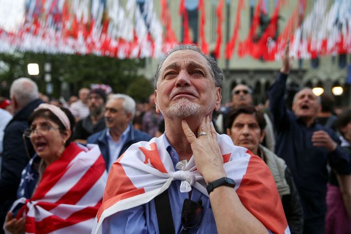 Demonstranti na protestním shromáždění poté, co gruzínský parlament přehlasoval prezidentské veto zákona, Tbilisi, Gruzie, 28. května 2024.